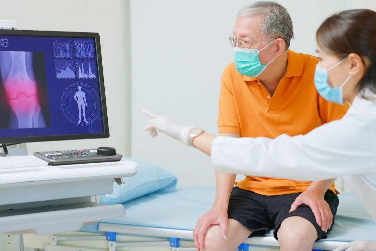 Patient and Specialist reviewing CT Scan
