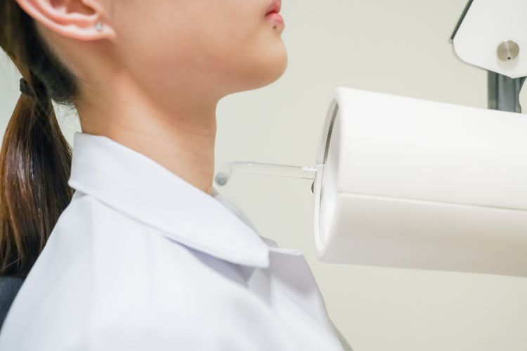 female getting radioactive iodine test